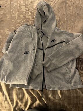 Nike Light Gray Hooded Zip Jacket and Sweatpants Set